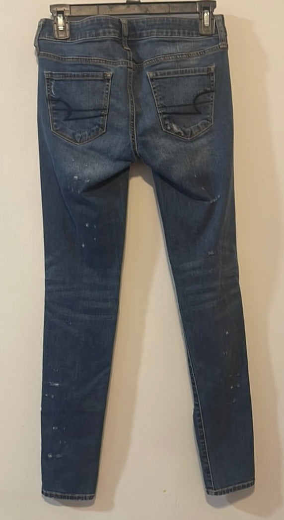 AMERICAN EAGLE DESTORYED BLUE JEANS